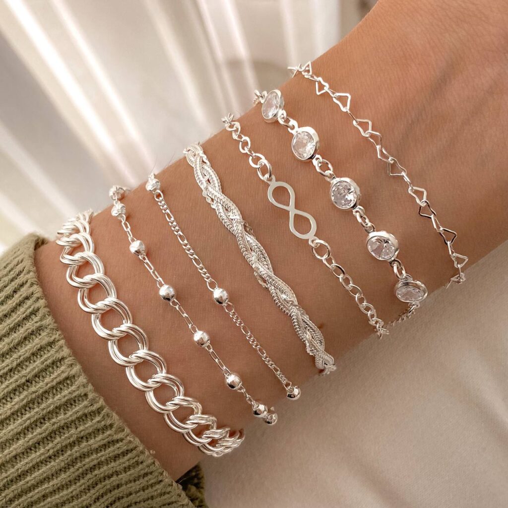 Medidas da Pulseira - Guia para medir o tamanho perfeito para o seu pulso ou tornozelo. Descubra como encontrar a pulseira ideal, seja utilizando uma referência ou um barbante. Valute Joias oferece dicas úteis para garantir que sua joia seja não apenas elegante, mas também confortável. Aprenda a medir com precisão e escolha a pulseira perfeita para você.