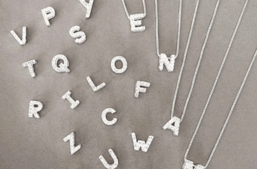 Colar com Letra Cravejada em Prata 925: Personalize seu estilo com elegância única. Letra de 6mm cravejada com brilhantes, garantindo um toque exclusivo. Uma expressão atemporal de sofisticação e significado.