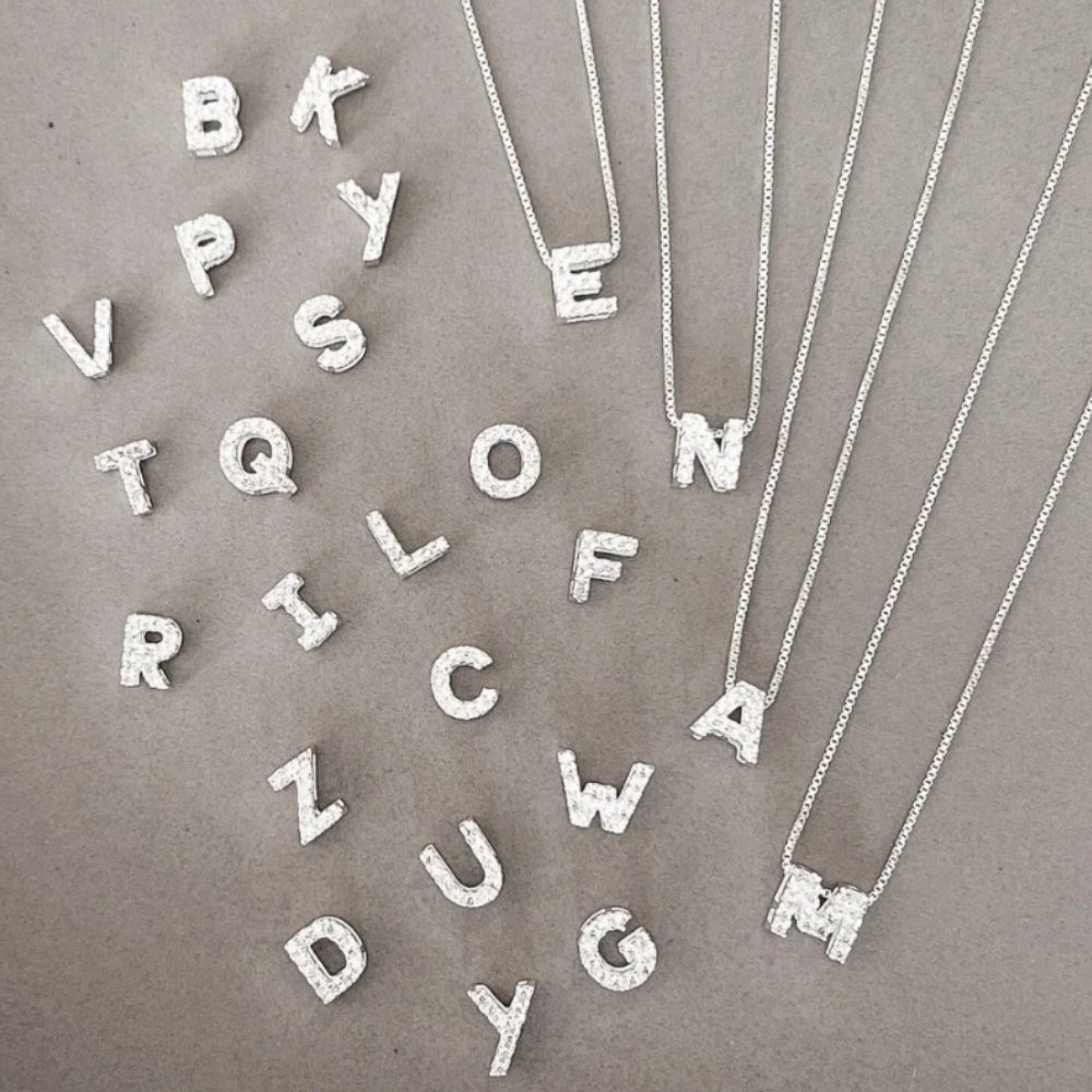 Colar com Letra Cravejada em Prata 925: Personalize seu estilo com elegância única. Letra de 6mm cravejada com brilhantes, garantindo um toque exclusivo. Uma expressão atemporal de sofisticação e significado.