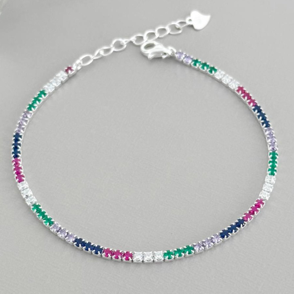 Pulseira Riviera Colorida em Prata 925: Uma explosão de cores vibrantes e elegância. Cravejada com zircônias de 2 mm, este acessório versátil é perfeito para elevar seu estilo. Garantia vitalícia para brilho duradouro. Explore agora!