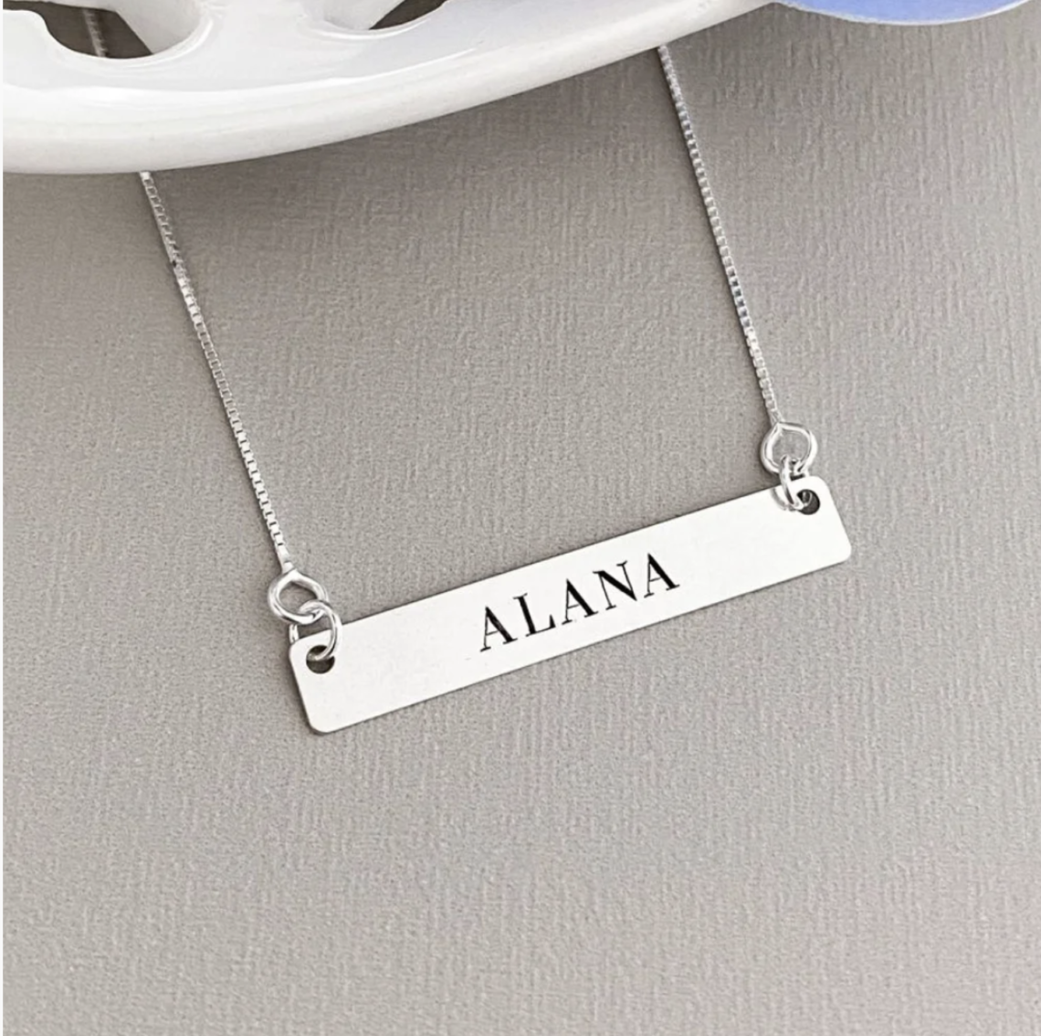Corrente Personalizado com Nome gravado em uma placa de Prata 925, uma joia única e significativa que celebra a individualidade e estilo pessoal.