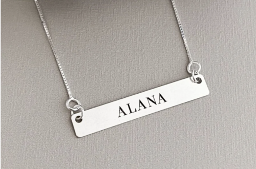 Corrente Personalizado com Nome gravado em uma placa de Prata 925, uma joia única e significativa que celebra a individualidade e estilo pessoal.