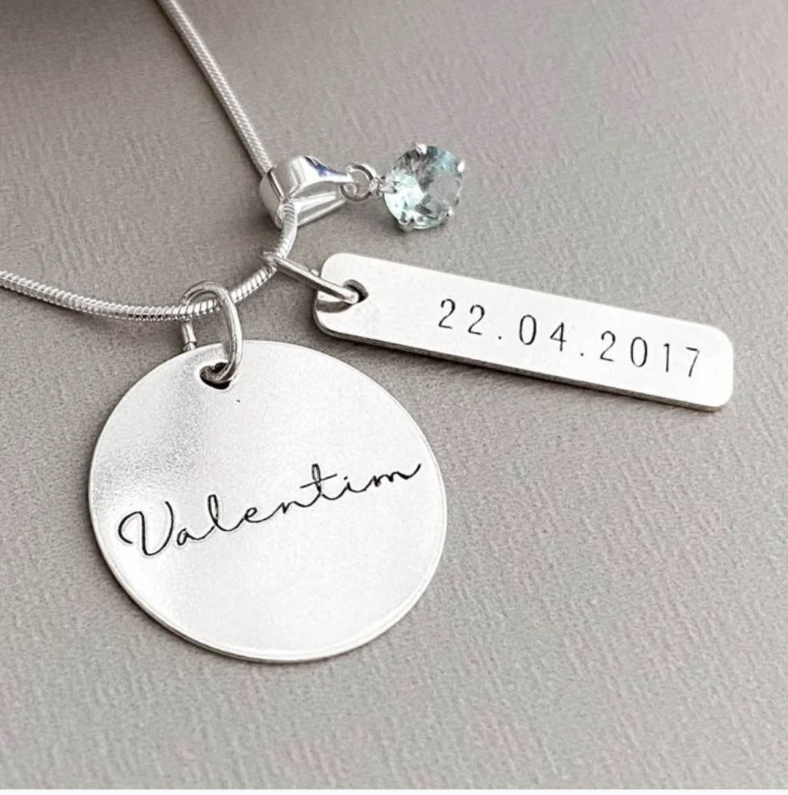 Pingente Personalizado Triplo em Prata 925: Uma joia única para eternizar momentos especiais. Detalhes personalizados, qualidade excepcional. Personalize o seu hoje!