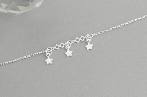 Pulseira Infantil com 3 Estrelas Lisas em Prata 925 - Brilhe desde cedo com a delicadeza das estrelas! A joia perfeita para os pequenos fashionistas.