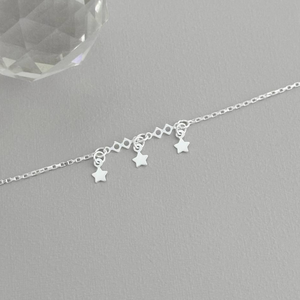 Pulseira Infantil com 3 Estrelas Lisas em Prata 925 - Brilhe desde cedo com a delicadeza das estrelas! A joia perfeita para os pequenos fashionistas.