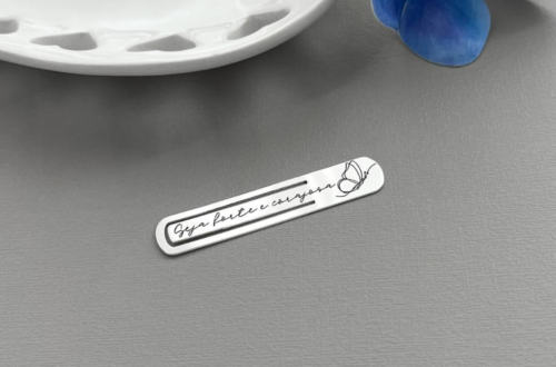 Marcador de páginas personalizado em prata 925 com elegante design gravado e opção de personalização até 20 letras.