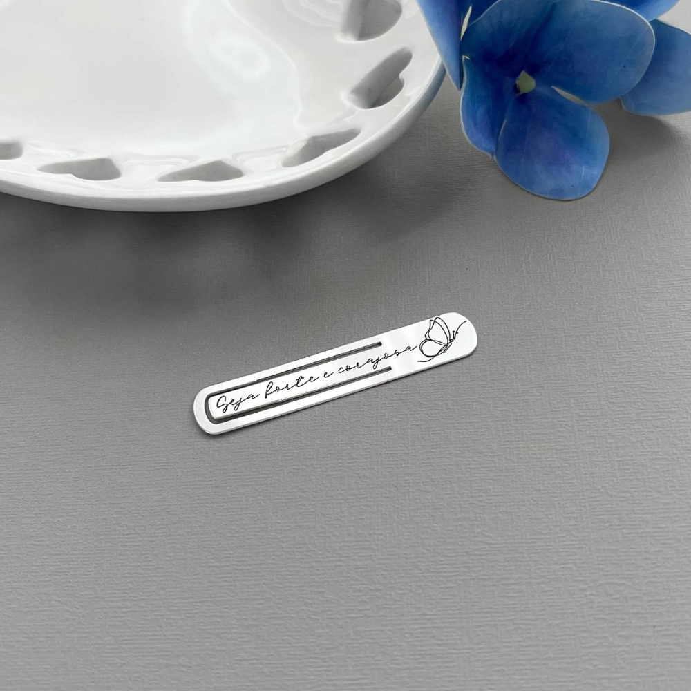Marcador de páginas personalizado em prata 925 com elegante design gravado e opção de personalização até 20 letras.