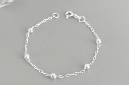 Pulseira Infantil 5 Bolinhas de Prata: brilho e encanto para os pequenos.