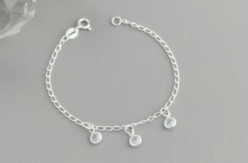 Pulseira infantil prateada com elos 1x1 e zircônias coloridas de 4 mm, irradiando brilho e encanto.