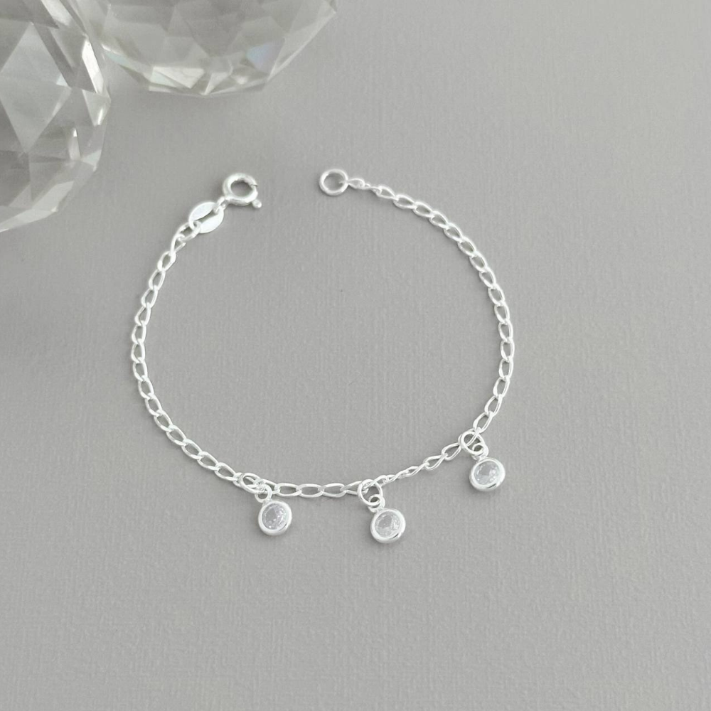 Pulseira infantil prateada com elos 1x1 e zircônias coloridas de 4 mm, irradiando brilho e encanto.