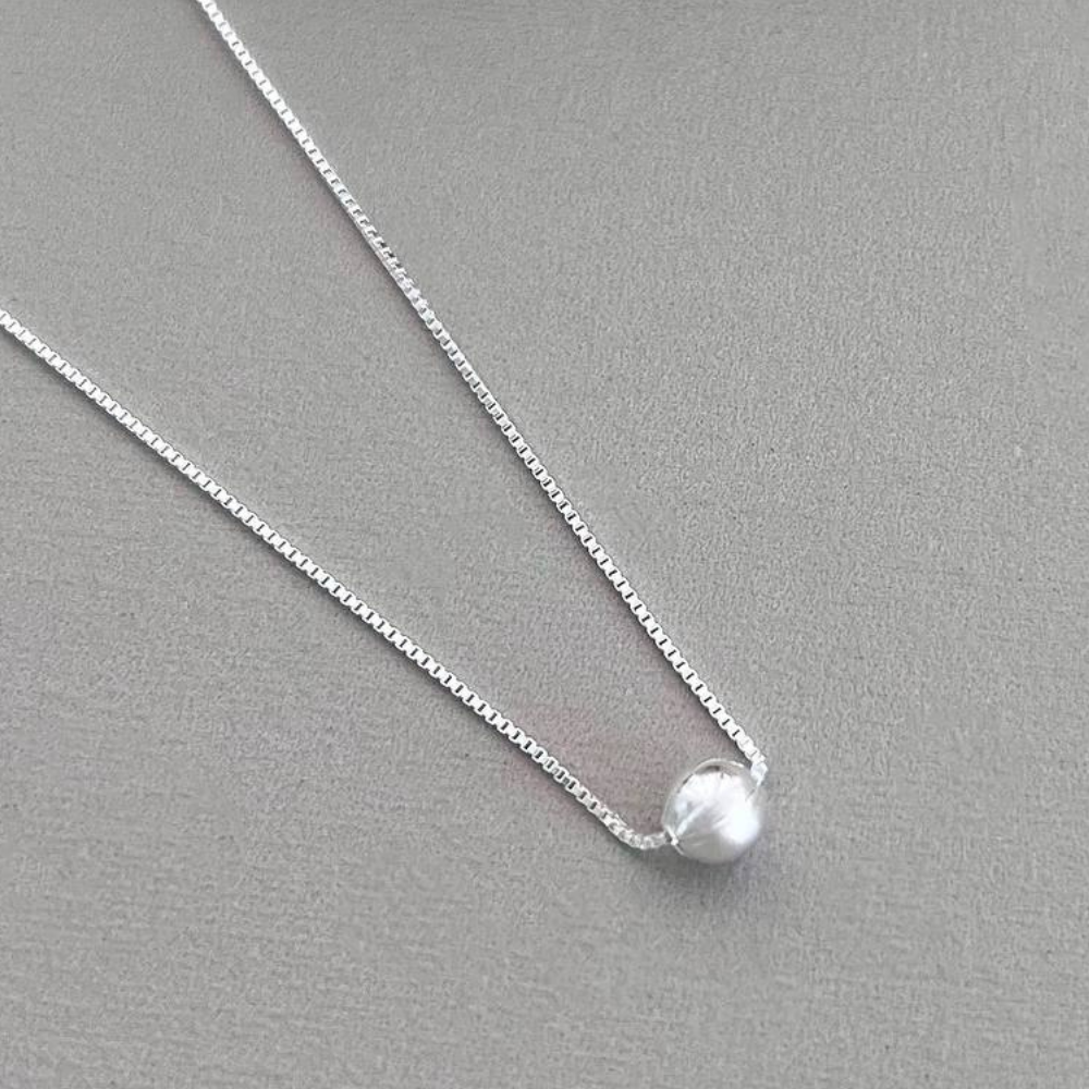 Adquira o colar com corrente veneziana de 45 cm e pingente bola de 5 mm, confeccionado em prata 925 de alta qualidade. Elegante e delicado, esse acessório é perfeito para qualquer ocasião. Garantia vitalícia no material. Compre na Valute Joias!